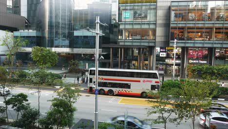 Singapur,-1.-Juni-2022-Menschen,-Die-Mit-Dem-Bus-Des-öffentlichen-Nahverkehrs-Fahren,