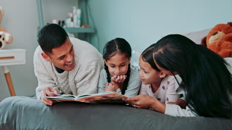 Parents,-kids-and-books-in-bedroom