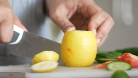 Cutting-yellow-lemon-on-a-chopping-board