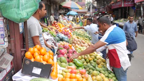 Cliente-Comprando-Frutas-En-El-Mercado-Local.