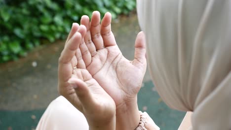 Close-up-of-muslim-women-hand-praying-at-ramadan
