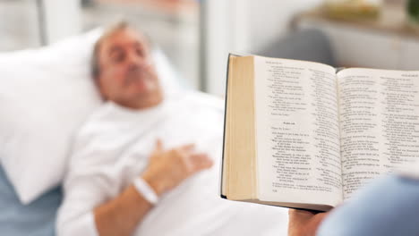 Medizinisch,-Eine-Frau-Liest-Ihrem-Mann-Die-Bibel-Vor