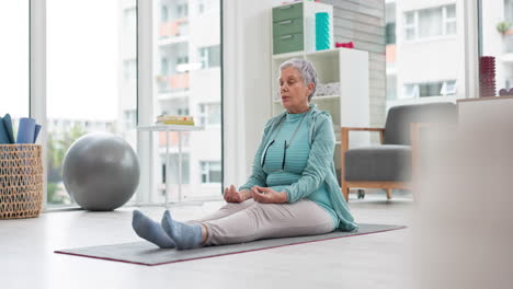 Yoga,-Meditación-Y-Mujer-Mayor-Con-Atención-Plena