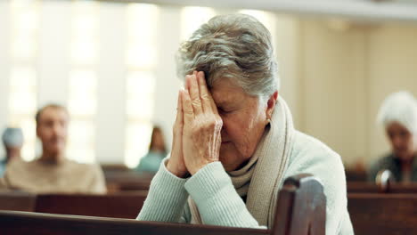 Adoración,-Oración-O-Anciana-En-La-Iglesia-Para-Dios.