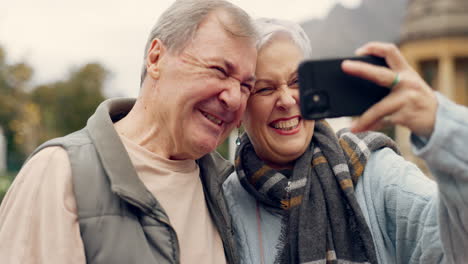 Selfie,-Lächeln-Und-älteres-Paar-In-Einem-Park