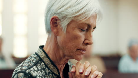 Senior,-Gebet-Oder-Alte-Frau-In-Der-Kirche-Für-Gott