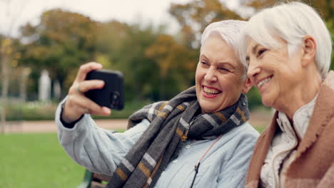 Senior,-Selfie-Und-Frauen-In-Einem-Park-Glücklich