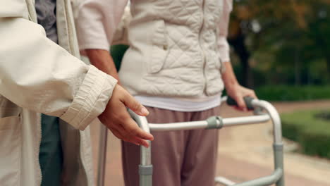 Hände,-Unterstützung-Und-ältere-Person-Mit-Gehhilfe