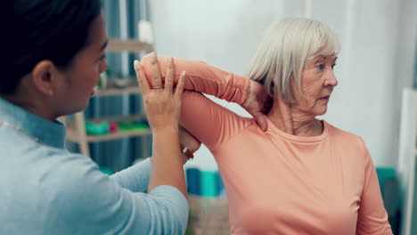 Physiotherapeut,-ältere-Menschen-Oder-Frau,-Die-Den-Ellenbogen-Streckt