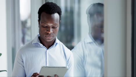 Business-tablet,-black-man