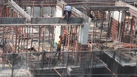 Labor-working-in-a-construction-site-in-dhaka-in-bangladesh