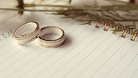 Note-with-the-sorry-word-next-to-a-wedding-ring
