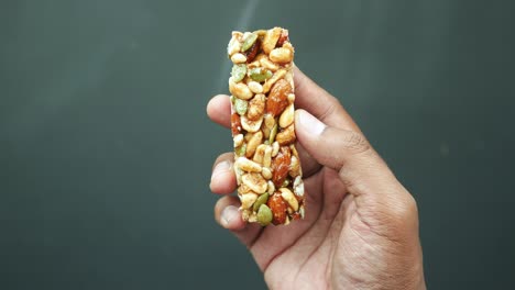 Almond-,-raisin-and-oat-protein-bars-on-table