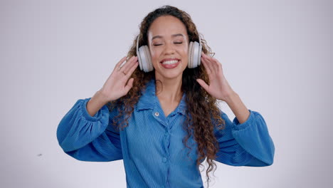 Face-of-woman,-headphones-and-dance-in-studio