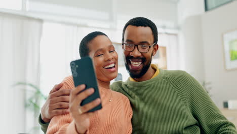 Selfie,-Glücklich-Und-Ein-Schwarzes-Paar-Mit-Einem-Telefon