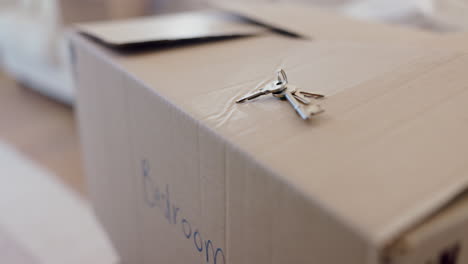 Moving,-box-and-keys-to-new-house--in-bedroom