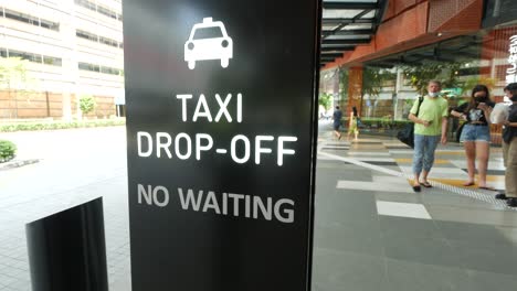 Taxi-stand-sign-on-black-in-singapore-,