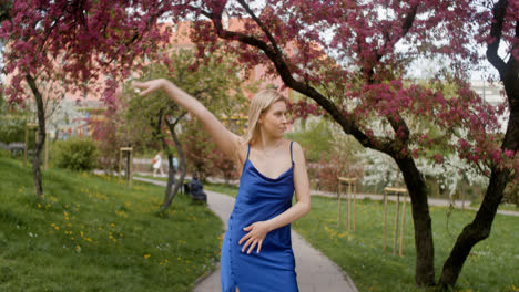 Blonde-woman-dancing-alone-in-a-park