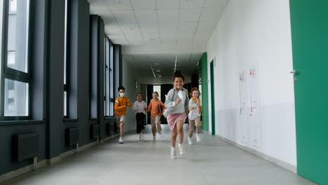 Pupils-running-in-the-corridor.