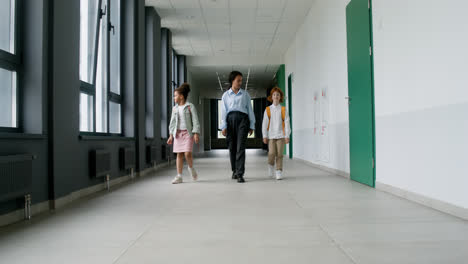Teacher-and-pupils-walking-through-the-corridor.