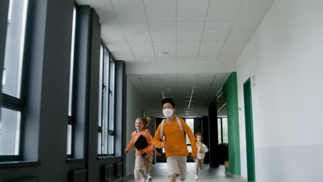 Pupils-running-in-the-corridor.