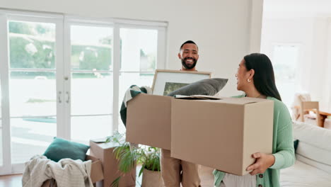 Happy-couple,-box-and-moving-in-real-estate