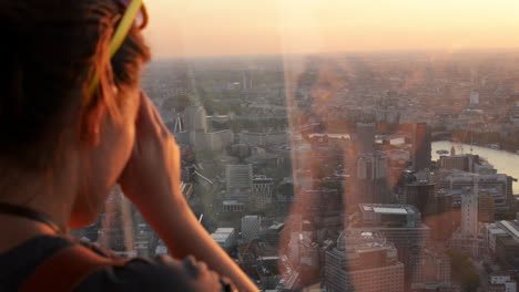 Tourist-Fotografiert-Den-Sonnenuntergang-In-Der-Skyline-Von-London-Vom-Shard-Aus