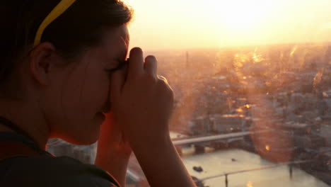 Tourist-taking-photograph-of-sunset-in-london-skyline--view-from-The-Shard