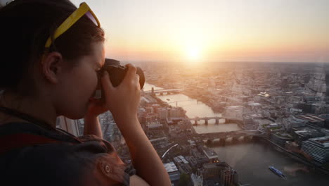 Tourist-Fotografiert-Den-Sonnenuntergang-In-Der-Skyline-Von-London-Vom-Shard-Aus