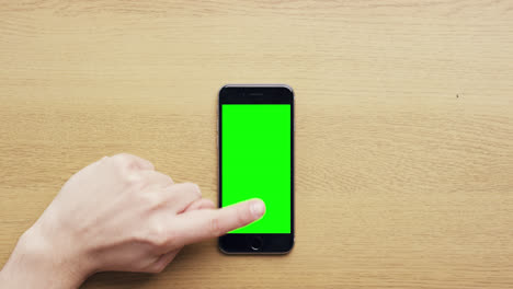 Hände-Von-Oben-Mit-Mobiltelefon-Touchscreen,-Multi-Touch-Gesten,-Grüner-Holzschreibtisch-Von-Oben-–-Roter-Epischer-Drache