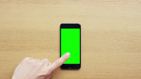 Hände-Von-Oben-Mit-Mobiltelefon-Touchscreen,-Multi-Touch-Gesten,-Grüner-Holzschreibtisch-Von-Oben-–-Roter-Epischer-Drache