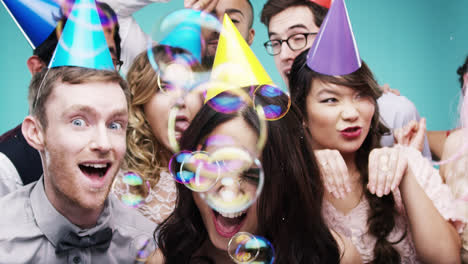 Multirassische-Gruppe-Glücklicher-Menschen,-Die-Mit-Blasen-Tanzen,-Zeitlupen-Party-Fotokabine