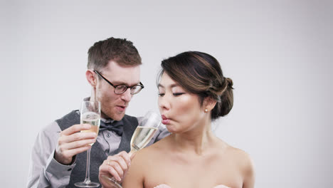 Geek-Paar-Zieht-Lustige-Gesichter-In-Zeitlupe,-Hochzeitsfotoautomaten-Serie