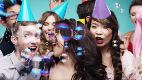 Multirassische-Gruppe-Glücklicher-Menschen,-Die-Mit-Blasen-Tanzen,-Zeitlupen-Party-Fotokabine