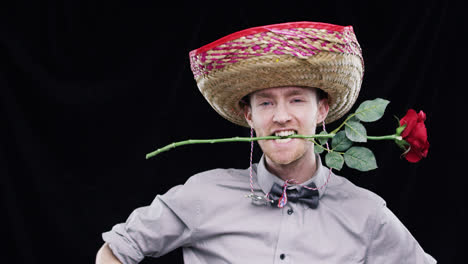 Hombre-Vaquero-Bailando-Con-Rosa-Roja-Fotomatón-De-Fiesta-En-Cámara-Lenta-Del-Día-De-San-Valentín