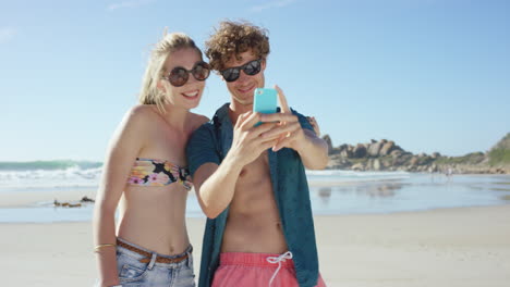 Schönes-Kaukasisches-Paar,-Das-Selfies-Am-Strand-Macht