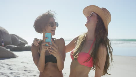 Two-friends-taking-selfies-on-the-beach