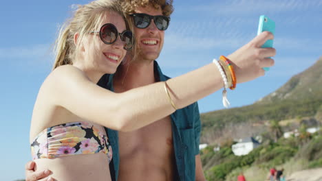 Schönes-Kaukasisches-Paar,-Das-Selfies-Am-Strand-Macht