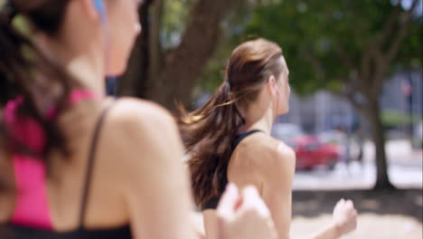 Dos-Mujeres-Corriendo-Fitness-Amigos-Atléticos-Jogging-En-La-Ciudad-Urbana