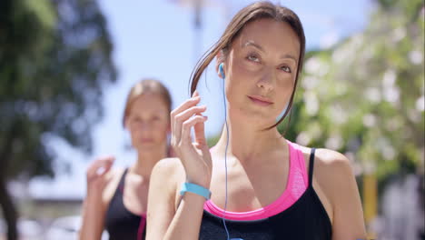 Dos-Mujeres-Corriendo-Fitness-Amigos-Atléticos-Jogging-En-La-Ciudad-Urbana