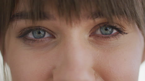 Portrait-beautiful-woman-eyes-blinking