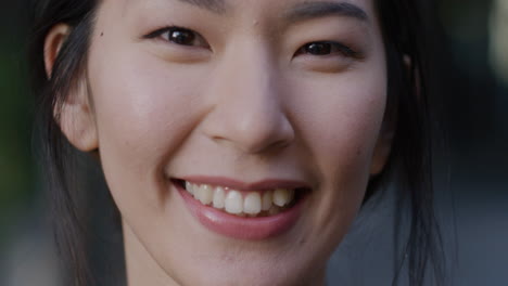 Retrato-Hermosa-Mujer-Asiática-Sonriendo-Feliz