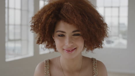 Retrato-De-Joven-Hermosa-Sonriente-Confiada-Mirando-A-La-Cámara-Funky-Peinado-Afro-Estudiante-Independiente