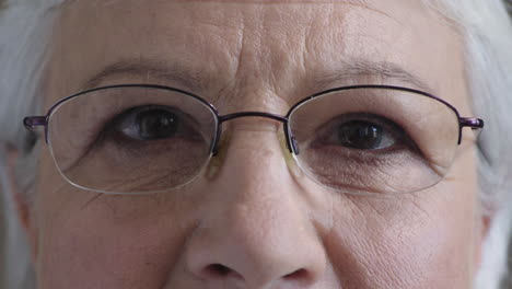 Nahaufnahme-Einer-Glücklichen-älteren-Frau,-Die-In-Die-Kamera-Schaut,-Glücklich-Lächelt-Und-Eine-Gesunde-Sehkraft-Genießt,-Die-Eine-Brille-Trägt