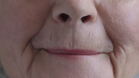 Nahaufnahme-Des-Mundes-Einer-Frau-Mittleren-Alters,-Die-Glückliche-Zähne-Und-Zahngesundheit-Lächelt