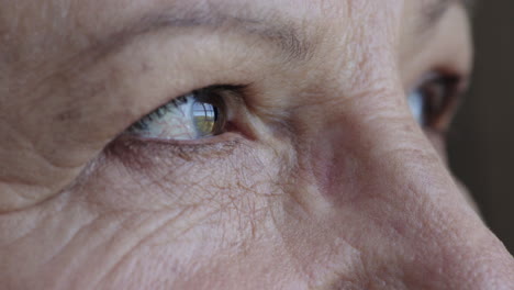 Nahaufnahme-Der-Augen-Einer-Alten-Frau,-Die-Nachdenklich-Schaut,-Kontemplativ,-Falten,-Reflexion,-Iris