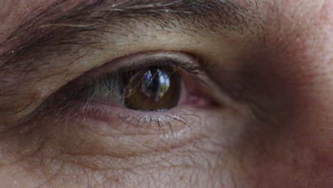 Nahaufnahme-Eines-Männlichen-Auges,-Das-Nachdenklich-Und-Kontemplativ-über-Die-Details-Der-Iris-Nachdenkt