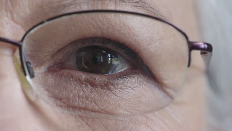 Nahaufnahme-Einer-älteren-Frau,-Die-Mit-Brille-Die-Augen-öffnet-Und-In-Die-Kamera-Schaut