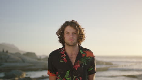 Porträt-Eines-Gutaussehenden-Mannes-Am-Strand,-Der-Im-Aloha-Shirt-Starrt