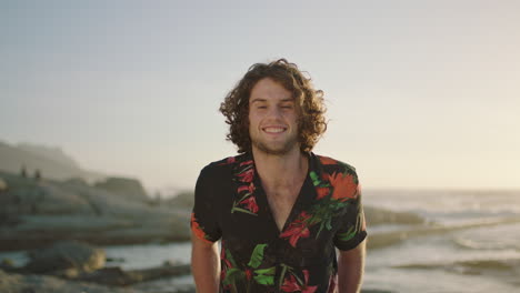 Porträt-Eines-Attraktiven-Jungen-Mannes,-Der-Selbstbewusst-Am-Strand-Lächelt-Und-Ein-Aloha-Shirt-Trägt